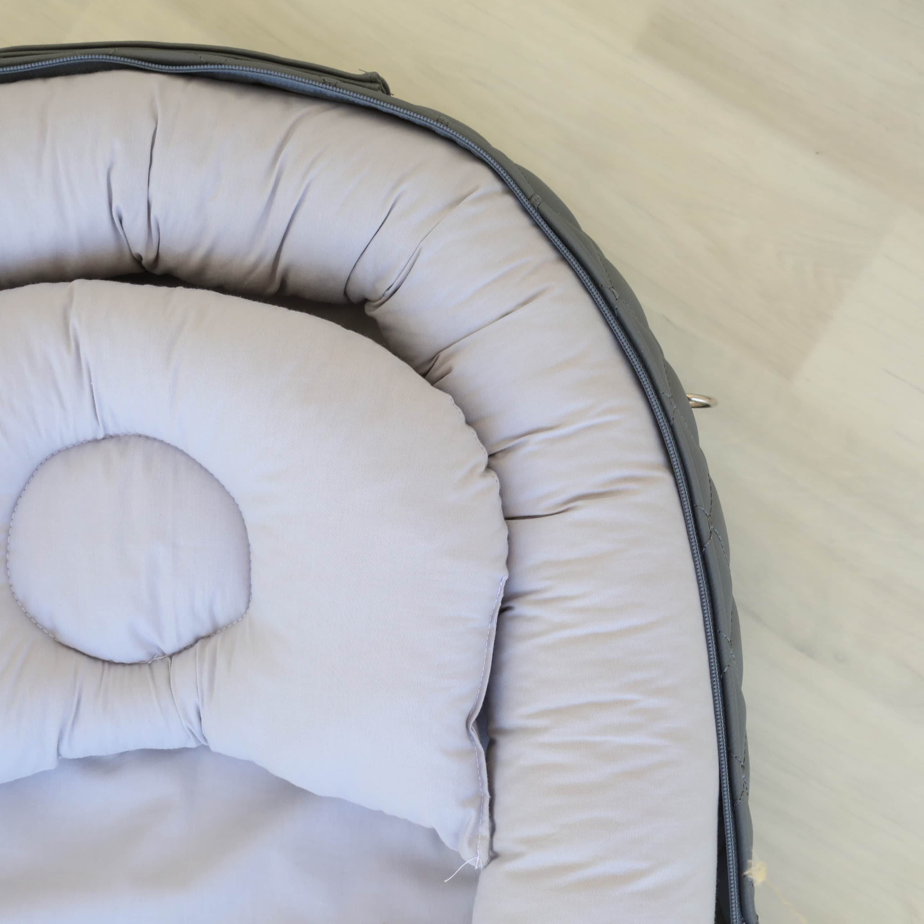 "الحضن المتنقل "المهد المحمول (الرمادي)