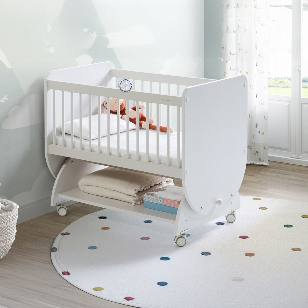 مهد هزّ مع عجلات ورفّ سفلي (65×90) (أبيض)