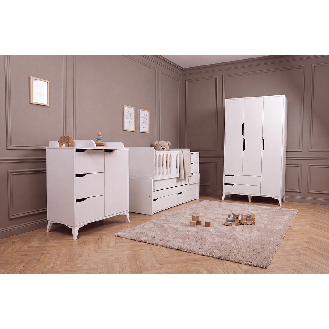BabyOne غرفة سراي اللؤلؤية للأطفال مع سرير وتصميم أنيق وألوان مريحة، مثالية لغرفة نوم الأطفال.