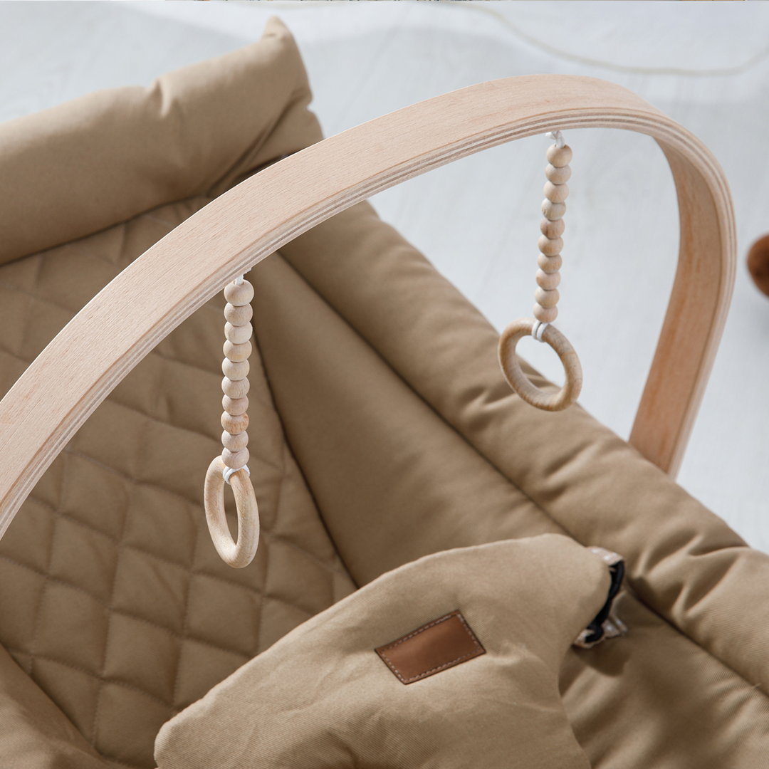 حضن الأم الهزاز الذهبي