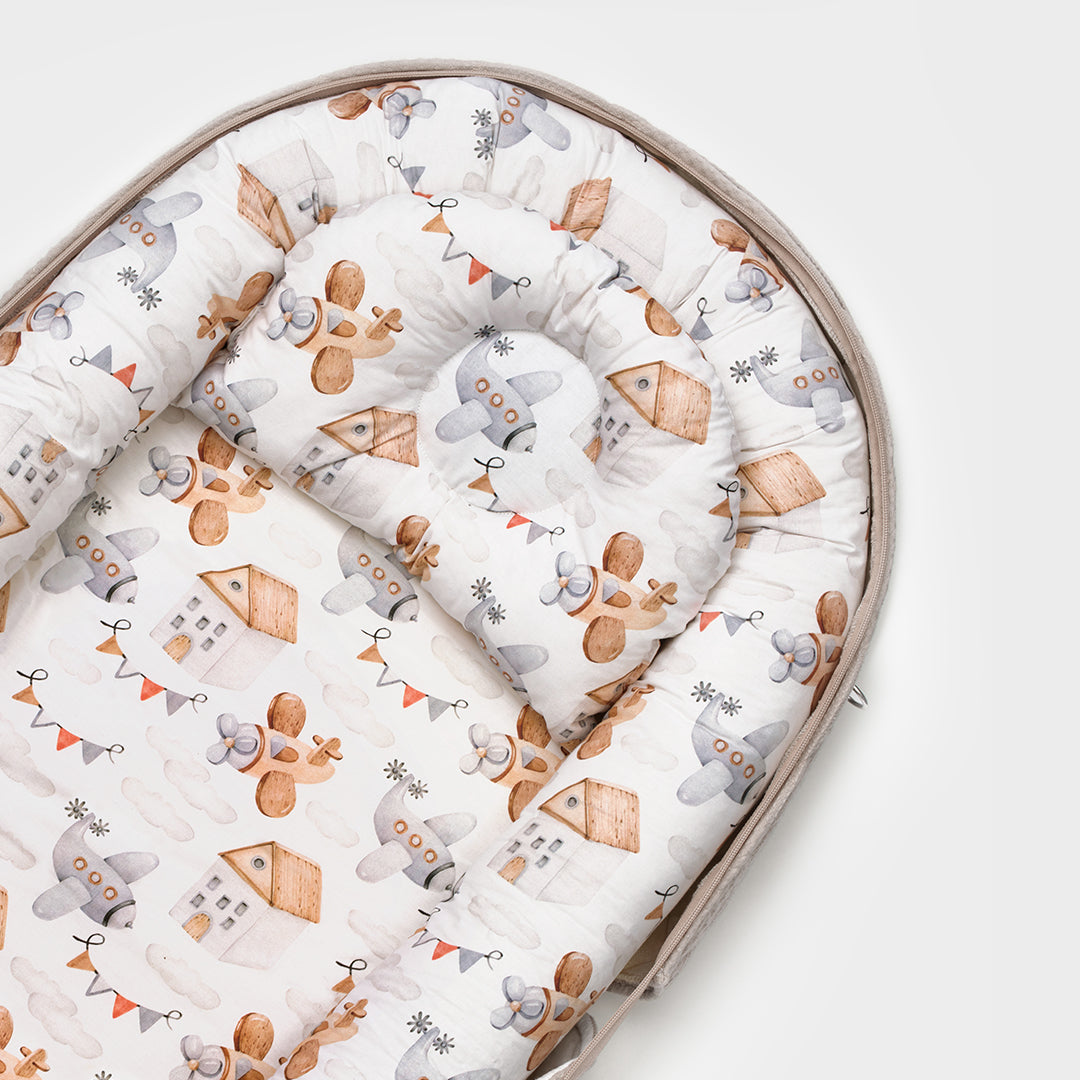 BabyOne portable cradle with soft fabric and secure support, designed for comfortable baby relaxation and easy mobility.