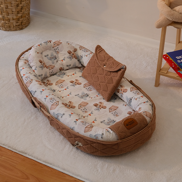 "الحضن المتنقل "المهد المحمول مع ناموسية ووسادة ارجاع