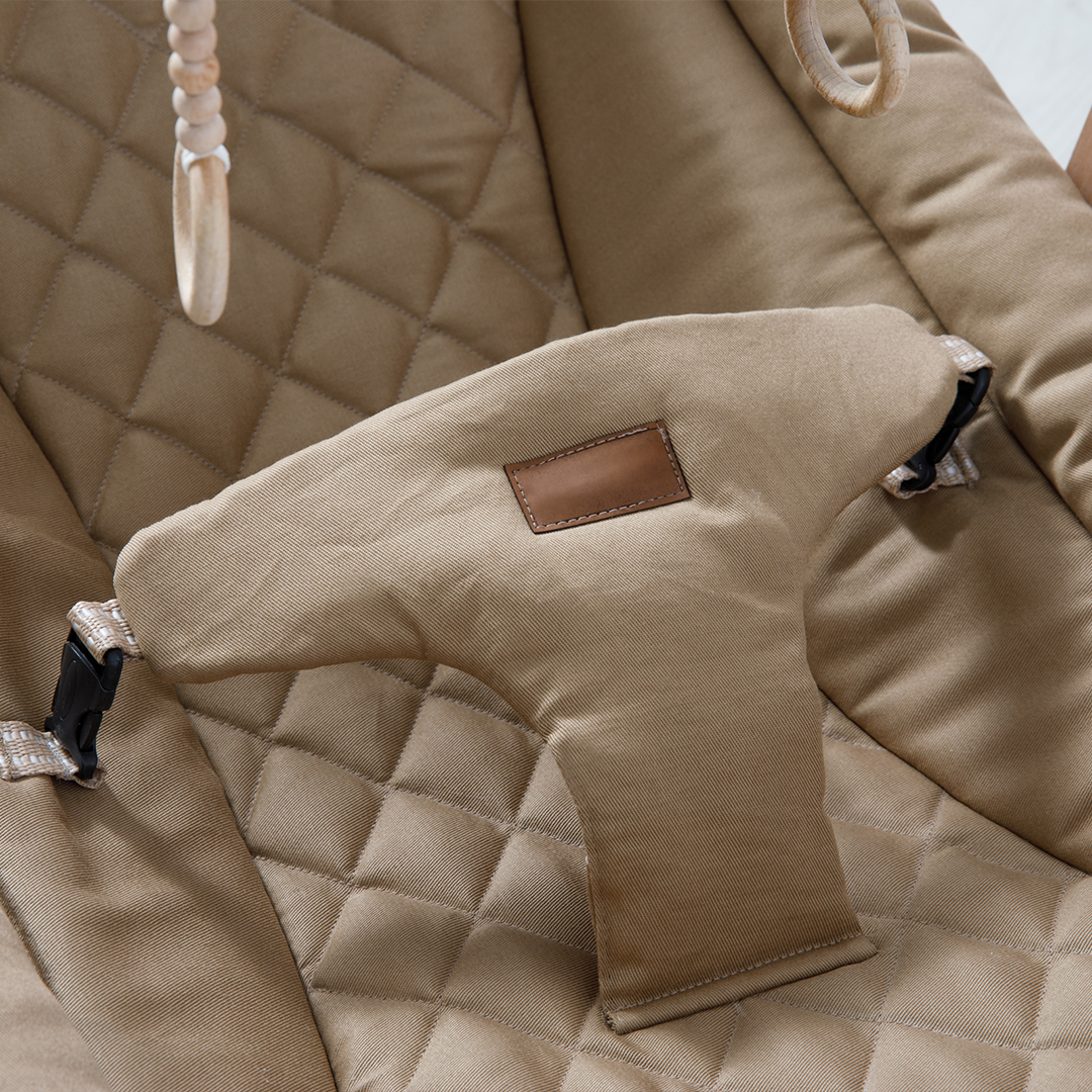 حضن الأم الهزاز الذهبي