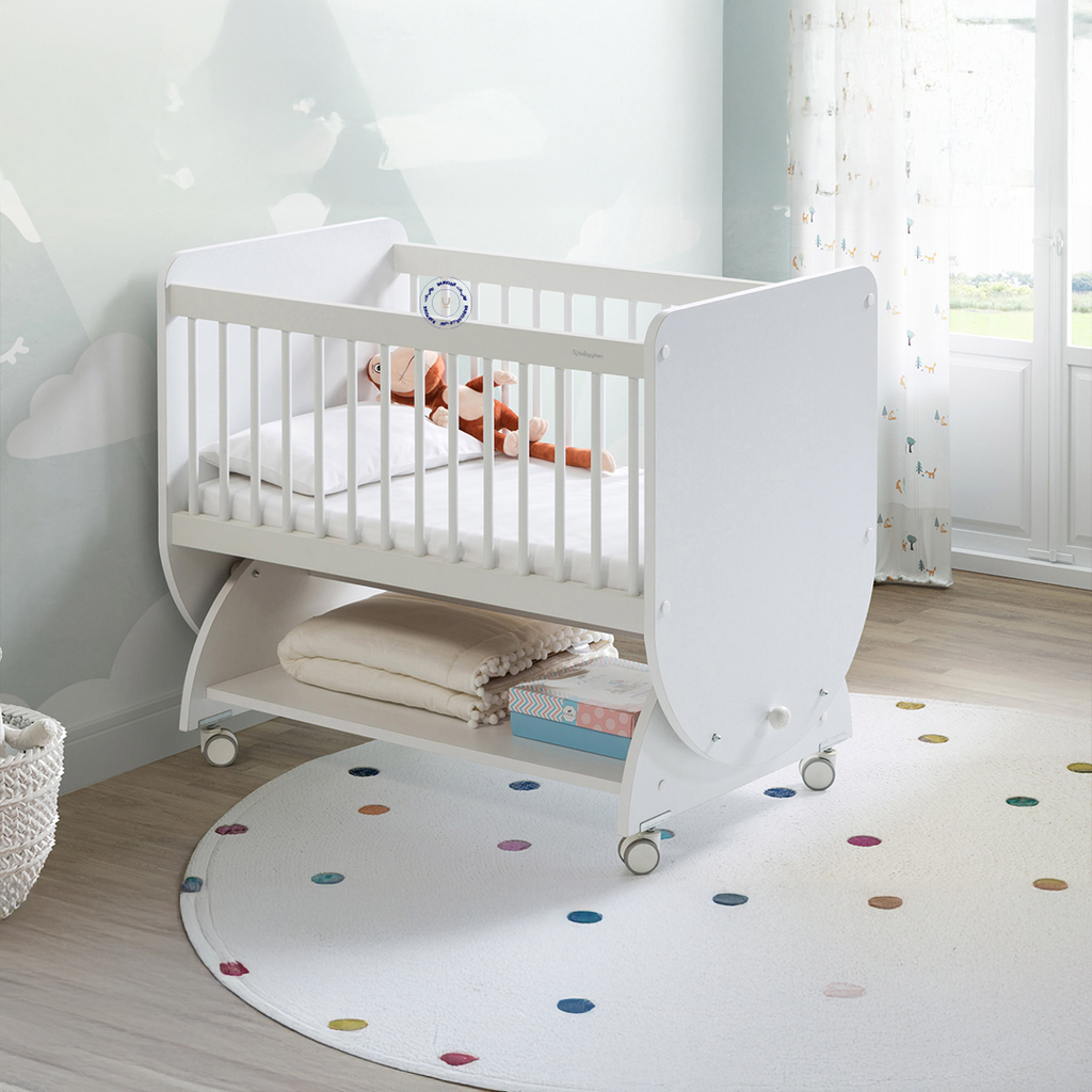 مهد هزّ مع عجلات ورفّ سفلي (65×90) (أبيض)